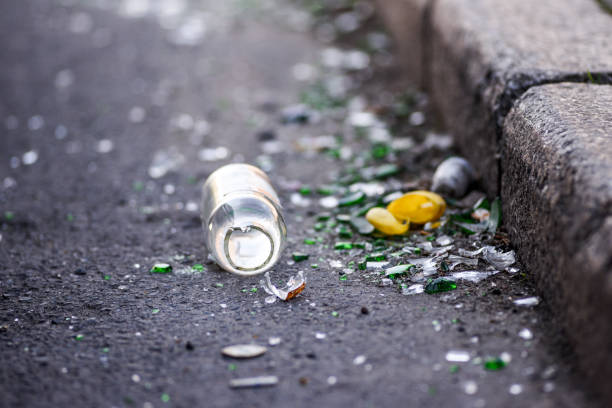 bottiglia rotta e spazzatura vicino al marciapiede per strada. - close up of a broken bottle, street foto e immagini stock