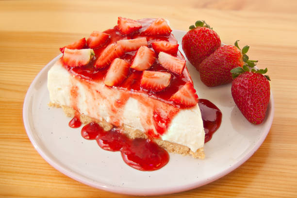 おいしいチーズケーキ、イチゴを皿に盛り付けて - strawberry cheesecake ストックフォトと画像