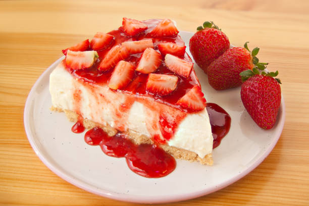 вкусный чизкейк с клубникой на тарелке - strawberry tart стоковые фото и изображения