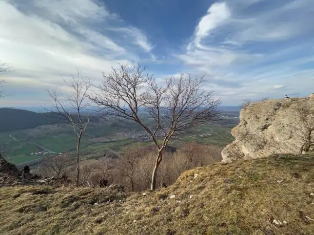 The 811 meter high rock plateau Breitenstein is located in the district of Bissingen-Ochsenwang and offers a beautiful view of the foothills of the Swabian Alb. Also in sight is the Zeugenberg Teck with the castle Teck. On the edge there are some trees.