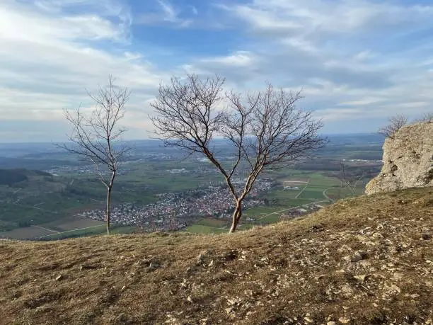 The 811 meter high rock plateau Breitenstein is located in the district of Bissingen-Ochsenwang and offers a beautiful view of the foothills of the Swabian Alb. Also in sight is the Zeugenberg Teck with the castle Teck. Trees grow on the edge.