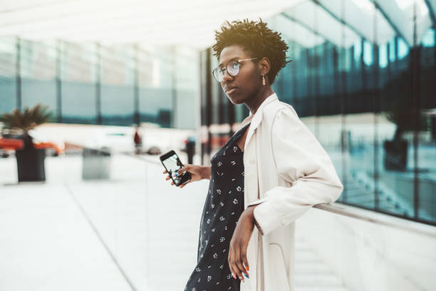 afro biznes pani z telefonem komórkowym - style in a row contemporary black zdjęcia i obrazy z banku zdjęć