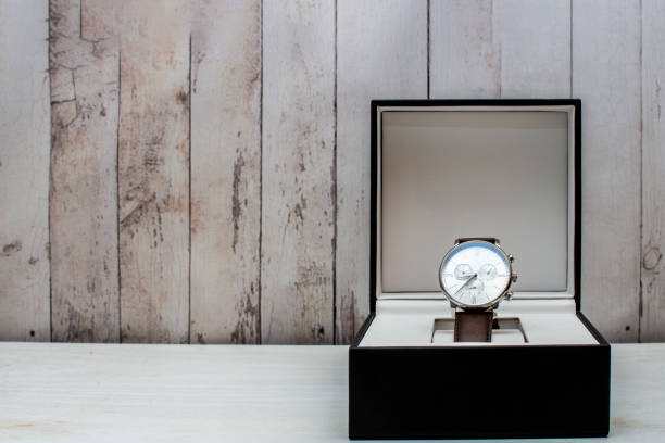 montre-bracelet chère dans une boîte - watch wristwatch clock hand leather photos et images de collection