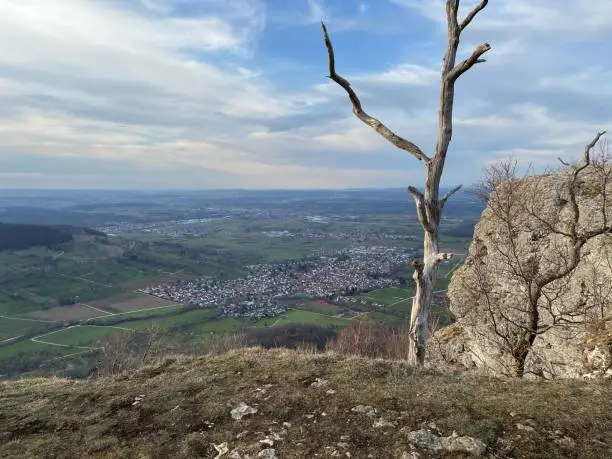 The 811 meter high rock plateau Breitenstein is located in the district of Bissingen-Ochsenwang and offers a beautiful view of the foothills of the Swabian Alb. Also in sight is the Zeugenberg Teck with the castle Teck. At the edge are trees, some of which have died.