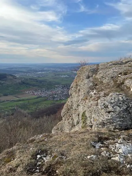 The 811 meter high rock plateau Breitenstein is located in the district of Bissingen-Ochsenwang and offers a beautiful view of the foothills of the Swabian Alb.