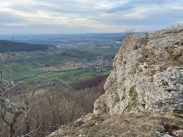 The 811 meter high rock plateau Breitenstein is located in the district of Bissingen-Ochsenwang and offers a beautiful view of the foothills of the Swabian Alb. In sight is the Zeugenberg Teck on the left.