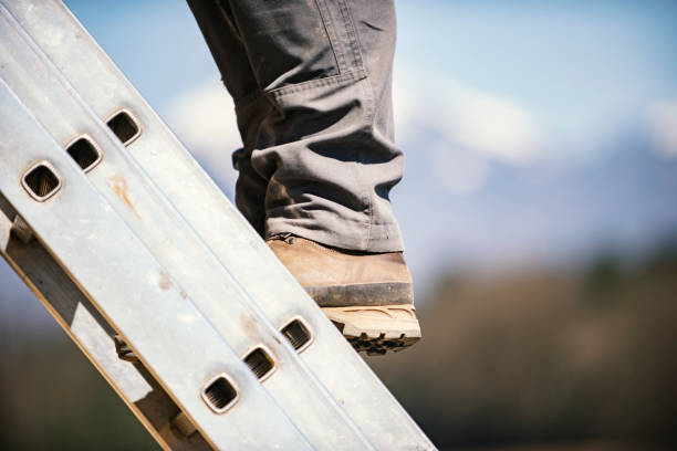 vista de cerca del techador subiendo en escalera de aluminio - escaleras de aluminio fotografías e imágenes de stock