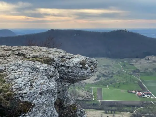 The 811 meter high rock plateau Breitenstein is located in the district of Bissingen-Ochsenwang and offers a beautiful view of the foothills of the Swabian Alb. Also in sight is the Zeugenberg Teck with the castle Teck.