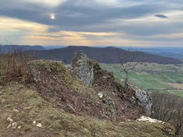 The 811 meter high rock plateau Breitenstein is located in the district of Bissingen-Ochsenwang and offers a beautiful view of the foothills of the Swabian Alb. Also in sight is the Zeugenberg Teck with the castle Teck.