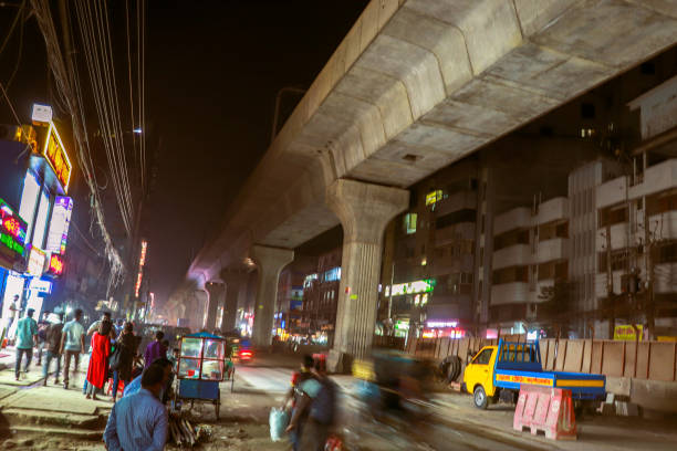 mega metrorail projekt postępuje w mieście dhaka w nocy . ruchu drogowego . metro pociąg budować . - city mega night built structure zdjęcia i obrazy z banku zdjęć