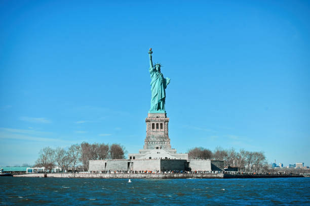 expérience à new york - statue liberty statue of liberty ellis island photos et images de collection