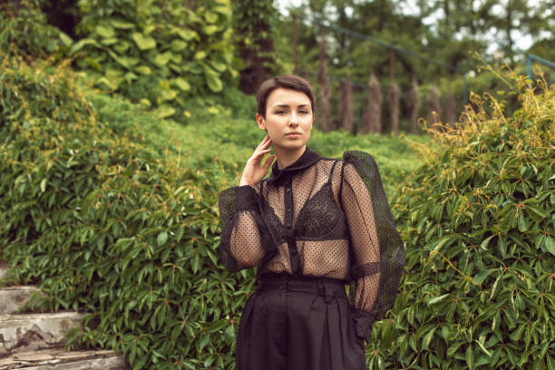 девушка с короткими волосами в парке - lace black lingerie textile стоковые фото и изображения