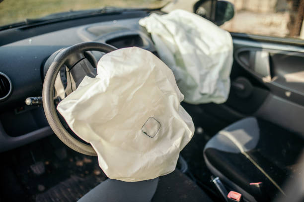 une voiture s’est écrasée dans un accident - airbag photos et images de collection