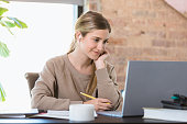 selbstbewusster-college-student-nimmt-an-virtueller-klasse-teil.jpg?b=1&s=170x170&k=20&c=TjPihQZRj2HB-xZqr-SKrAqlpcpvjB43YI02qKZ-prw=