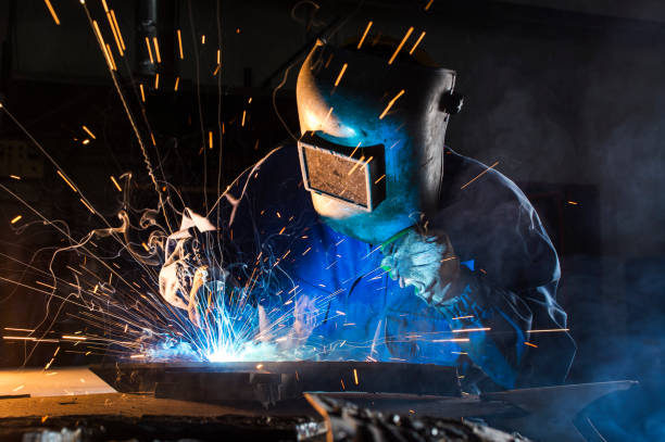 argon de soudage, résultats soudage sur le métal du premier plan - industry welding welder manufacturing photos et images de collection