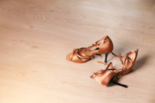 댄스 플로어에서 라틴 댄스와 탱고를 위한 여성 신발. - dance floor ballroom dancing dancing ballroom 뉴스 사진 이미지