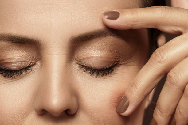 hermosa mujer de mediana edad con la piel arrugada limpia - wrinkle treatment fotografías e imágenes de stock