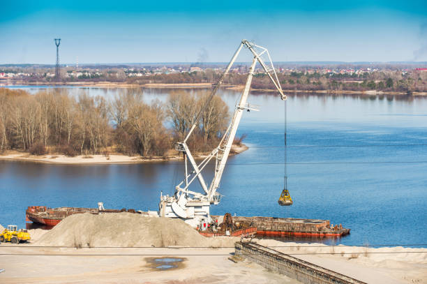 река песка добычи плавучий кран - industrial ship earth mover barge yellow стоковые фото и изображения