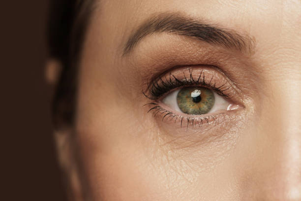 aged female eye with wrinkled skin - wrinkles eyes imagens e fotografias de stock
