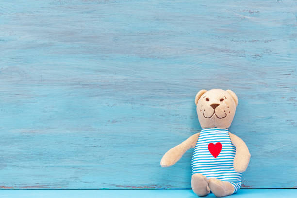 ursinho de pelúcia bonito em pano de fundo de madeira azul - heart shape cute valentines day nostalgia - fotografias e filmes do acervo