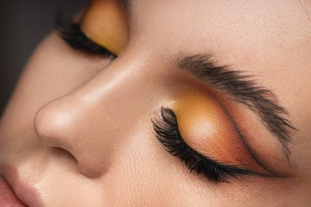  .  Maquillaje De Ojos De Color Naranja Fotografías de stock, fotos e imágenes libres de derechos