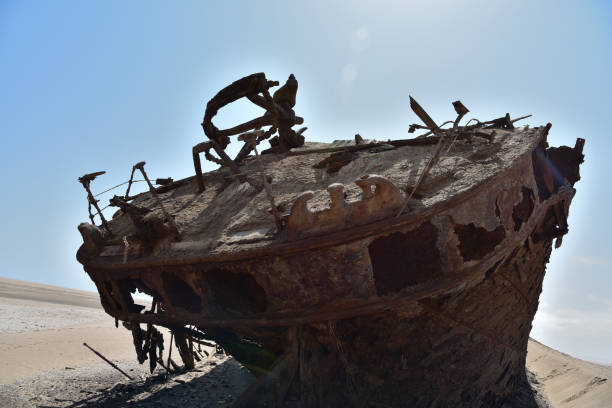 el cadáver oxidado del naufragio de eduard bohlen de cerca en la arena del desierto de namib - bohlen fotografías e imágenes de stock