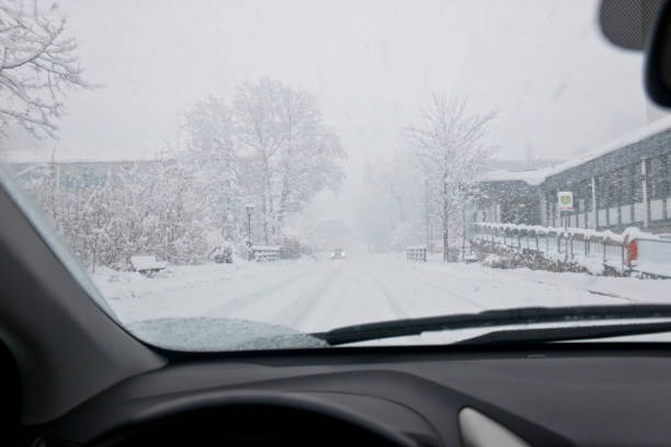 눈보라가 몰아치는 동안 도시의 얼음 도로에서 운전 - drivers point of view country road snowing blizzard 뉴스 사진 이미지