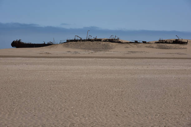 el naufragio de eduard bohlen enterrado en la arena del desierto de namib - bohlen fotografías e imágenes de stock
