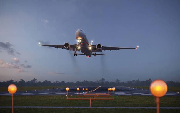 samolot startujący z lotniska - commercial airplane airplane cargo airplane runway zdjęcia i obrazy z banku zdjęć