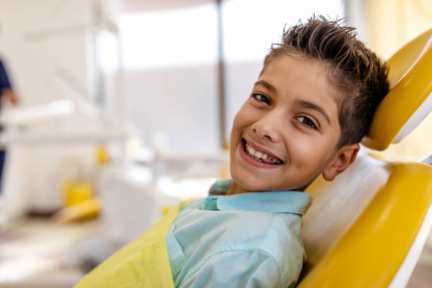 歯ブラシを持って微笑む幸せな少年 - caucasian cavity clinic color image ストックフォトと画像