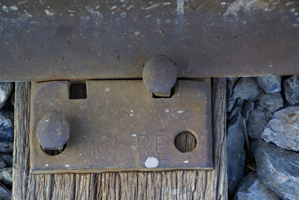 vía férrea - espigas de hierro y rieles en las vías de madera - railroad spikes fotografías e imágenes de stock