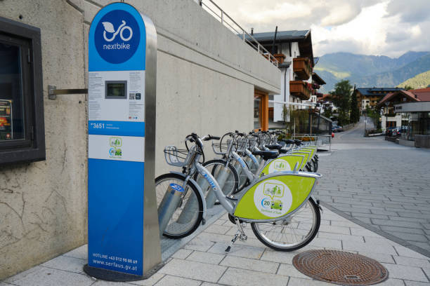estación pública de bicicletas compartidas en la localidad de serfaus, austria. - bikeshare fotografías e imágenes de stock