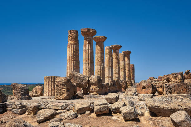 famose otto colonne del tempio di eracle o ercole, noto come tempio di eracle in italiano. valle dei templi, agrigento, sicilia, italia - temple of heracles foto e immagini stock