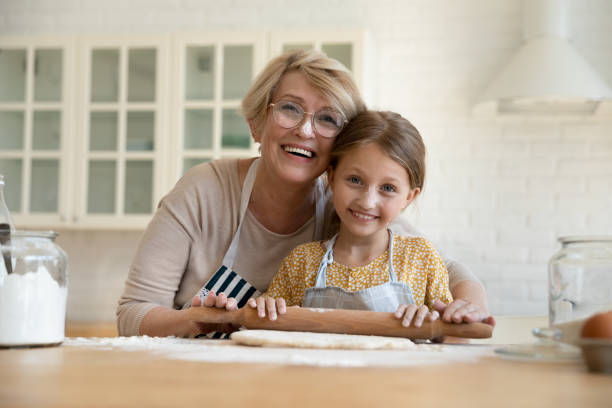 portret szczęśliwej babci i wnuczki pieczenia razem - grandmother pie cooking baking zdjęcia i obrazy z banku zdjęć