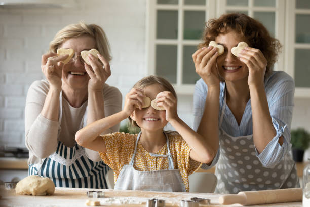 retrato de tres generaciones felices de mujeres horneando en la cocina - baking food cookie breakfast fotografías e imágenes de stock