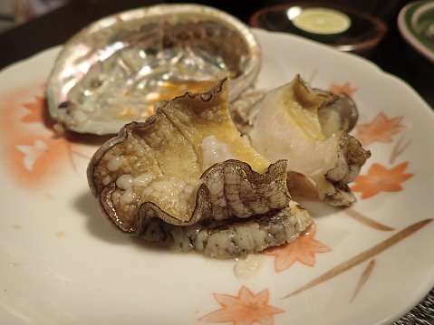 Abalone is a high-class ingredient and is characterized by its crunchy texture. In Japan, it is cooked in sashimi, steamed sake, steak, porridge, etc. This is butter-grilled. In some regions, freshly picked abalone is grilled and eaten.