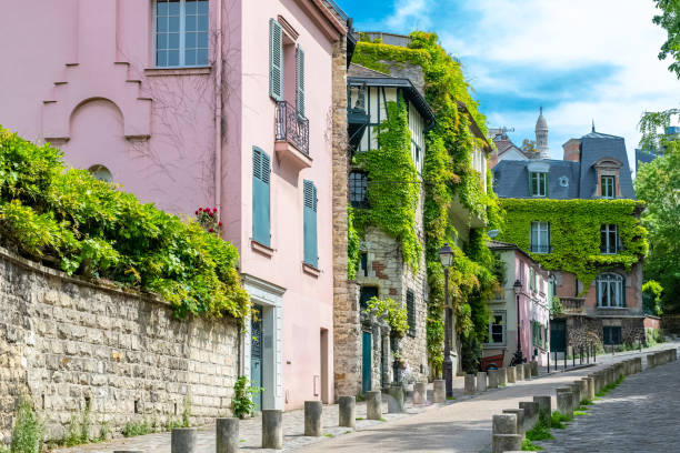 монмартр в париже, типичная улица - montmartre paris france basilique du sacre coeur france стоковые фото и изображения