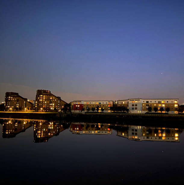 esta foto fue tomada en el centro de glasgow, cerca del río clyde. - glasgow clyde river river city fotografías e imágenes de stock