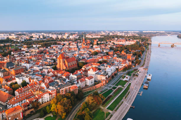 veduta aerea della città di torun con fiume vistola in polonia - fiume vistola foto e immagini stock