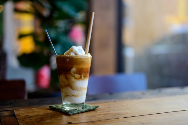 кокосовое молоко ледяной кофе - latté glass coffee milk стоковые фото и изображения