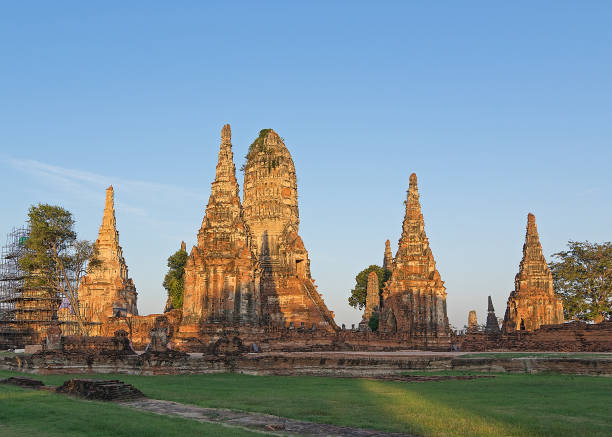 sonnenaufgang über buddhistischen tempel wat chaiwatthanaram in ayuthaya - ein unesco-weltkulturerbe, die alte hauptstadt des königreichs siam, jetzt thailand. - restavration stock-fotos und bilder