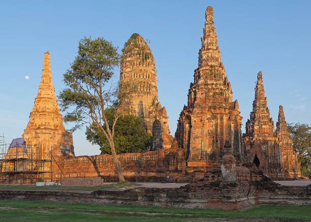 nascer do sol sobre o templo budista wat chaiwatthanaram em ayuthaya - um patrimônio mundial da unesco, a antiga capital do reino do sião, agora tailândia. - restavration - fotografias e filmes do acervo