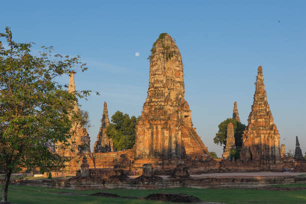 sonnenaufgang über buddhistischen tempel wat chaiwatthanaram in ayuthaya - ein unesco-weltkulturerbe, die alte hauptstadt des königreichs siam, jetzt thailand. - restavration stock-fotos und bilder