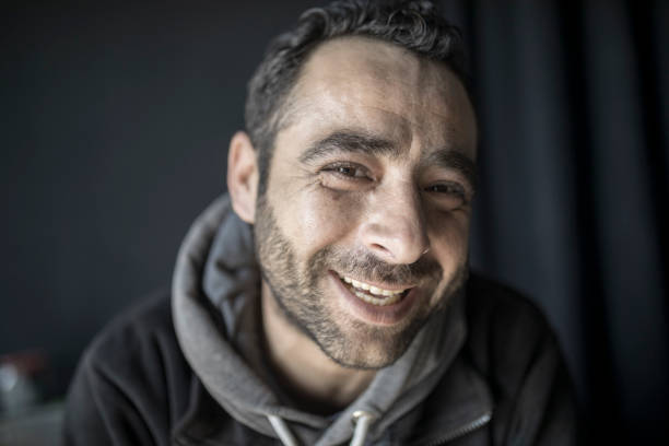 retrato masculino sirio - homelessness men white black fotografías e imágenes de stock