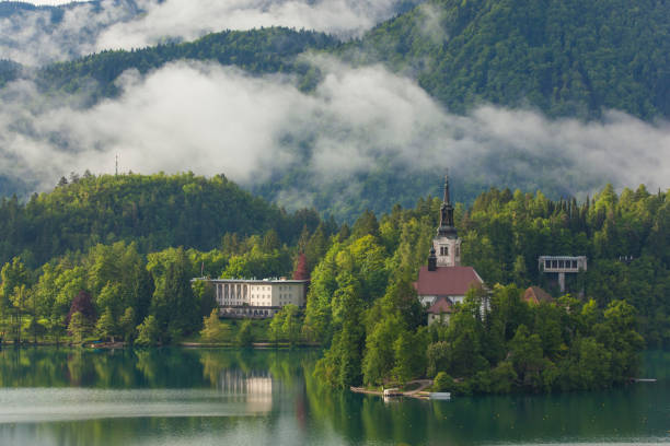 bled lake spring season slovenia - julian alps mountain lake reflection imagens e fotografias de stock