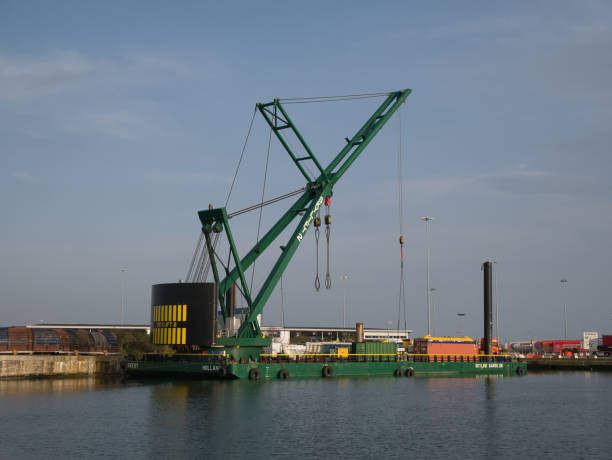 the 250 tonne crane skylift 2 operating on the submersible skyline barge 26 while lifting equipment at docks in alfred dock, birkenhead on the river mersey in the uk. - port alfred imagens e fotografias de stock