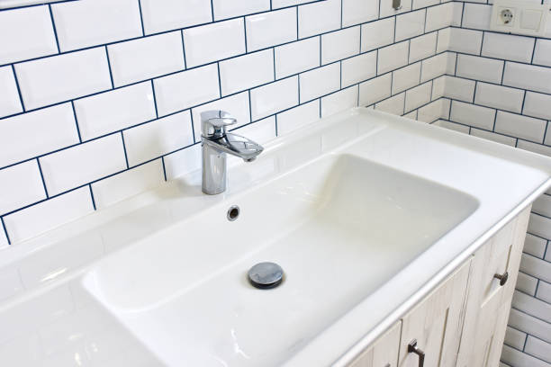 baño moderno interior con lavabo de diseño sobre un fondo de azulejos cerámicos blancos - bathroom bathroom sink sink design fotografías e imágenes de stock