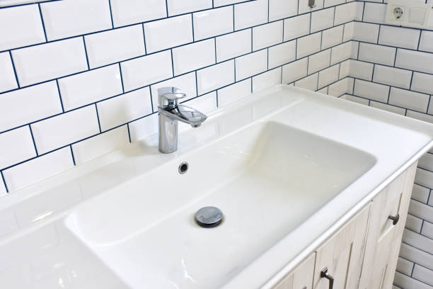 白いセラミックタイルの背景にデザイン洗面器が付いているモダンな浴室のインテリア - bathroom bathroom sink sink design ストックフォトと画像