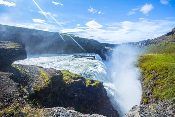 cachoeira gullfoss impressionante força de água. islândia - gullfoss falls - fotografias e filmes do acervo