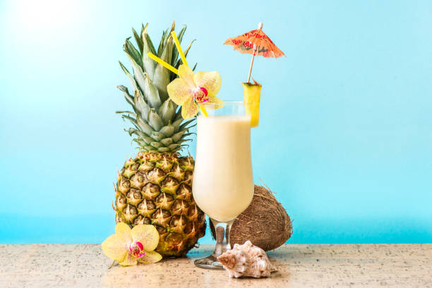 bebida de cóctel pina colada - bebida batida fotografías e imágenes de stock